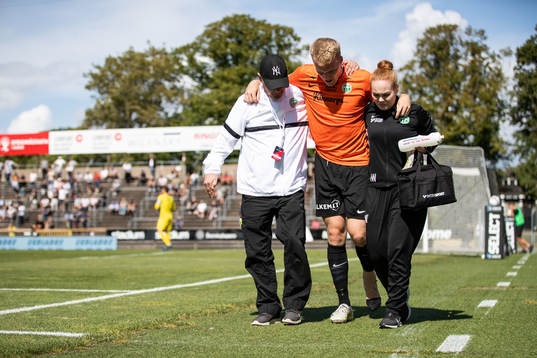 Västerås Simon Johansson får hjälp av planen