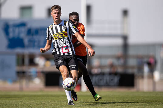 Landskronas Filip Olsson och Västerås Lawson Sabah