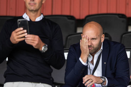 Landskronas klubbchef Michel Ekberg deppar på läktaren