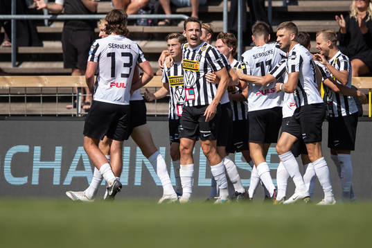 Landskronas Viktor Ekblom jublar med lagkamrater
