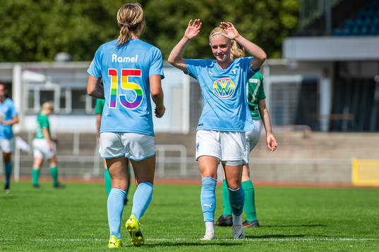 Malmö FFs Elvira Ramel och Melina Skarström jublar