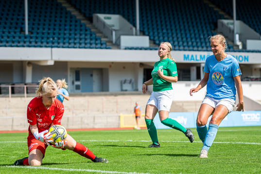 Malmö FFs Annelie Nilsson mot Husies målvakt Sandra