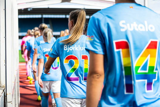 Malmö FFs spelare med specialtröja med regnbågsfärger