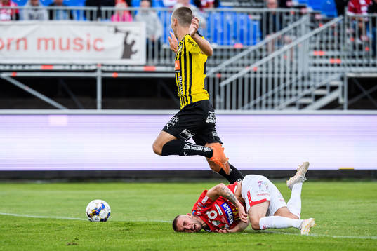Häckens Tobias Carlsson och Degerfors Anton Kralj