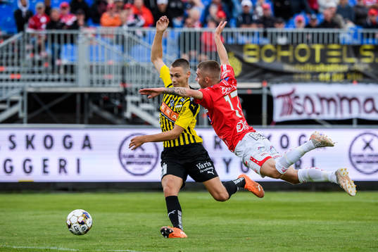 Häckens Tobias Carlsson och Degerfors Anton Kralj