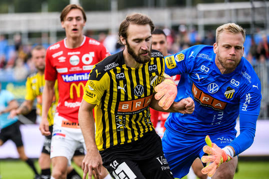 Häckens Oskar Sverrisson och målvakt Peter Abrahamsson