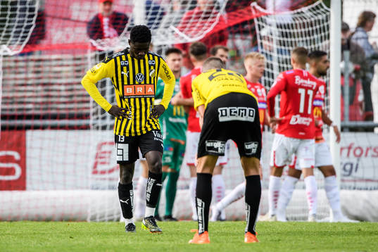 Häckens Yannick Adjoumani och Tobias Carlsson deppar