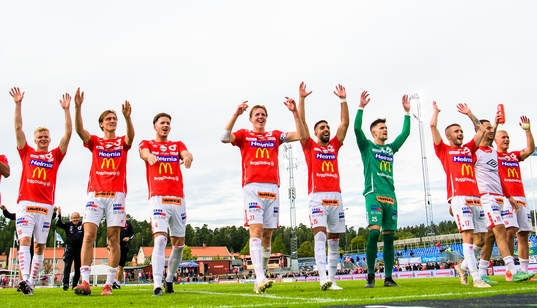 Degerfors spelare jublar