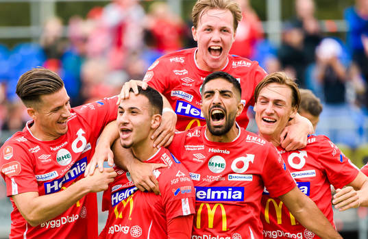 Degerfors Abdelrahman Saidi jublar med lagkamrater