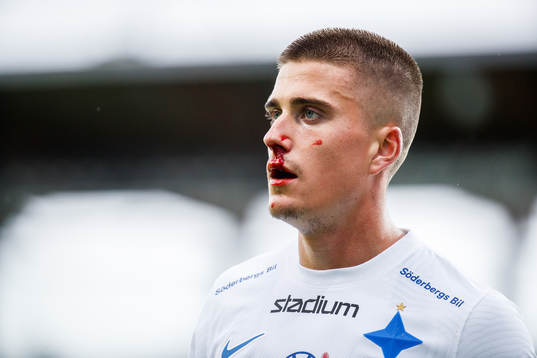 IFK Norrköpings Carl Björk blöder från ansiktet
