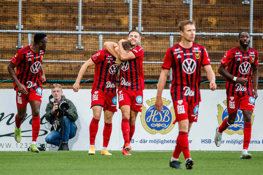 Östersunds Sebastian Karlsson Grach jublar med lagkamrater