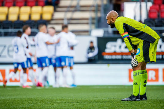 Östersunds målvakt Aly Keita deppar