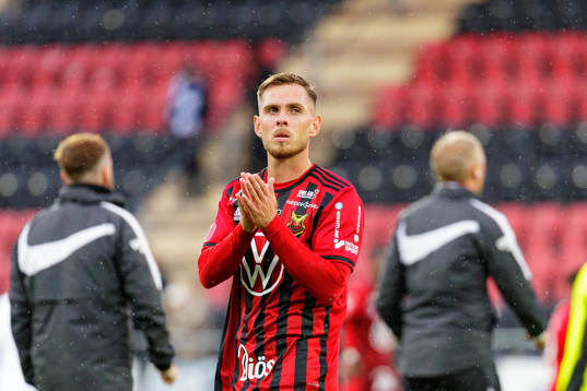 Östersunds Charlie Colkett  tackar publiken