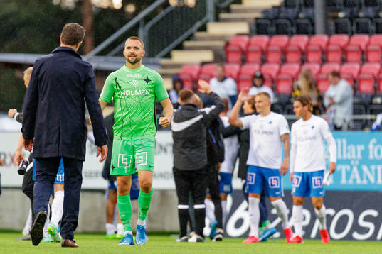 IFK Norrköpings målvakt Oscar Jansson jublar tränare