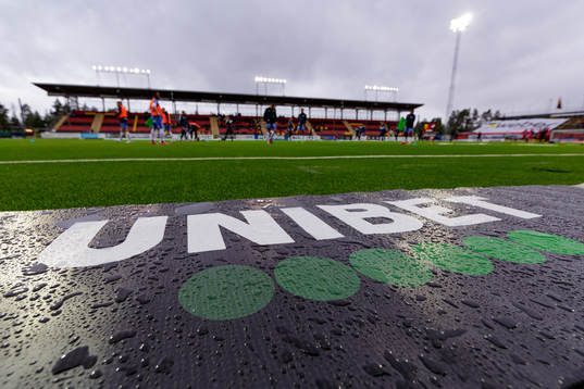 Unibets logga på en banderoll