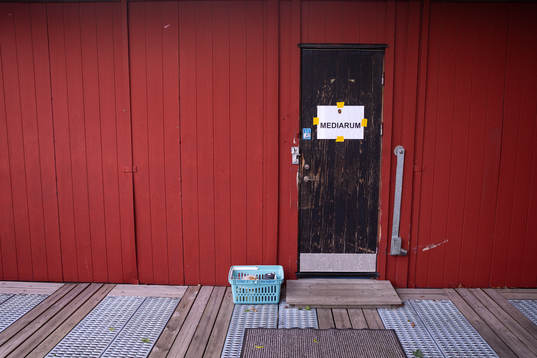 En skylt på dörren till mediarummet på Skytteholms IP