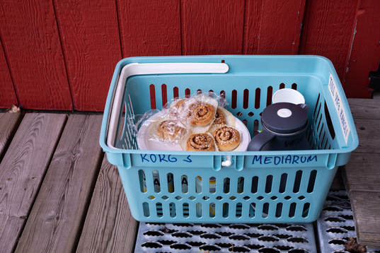 En korg med bullar och kaffe utanför mediarummet på