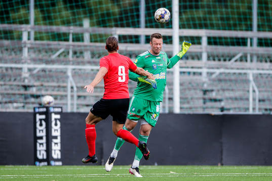 Falkenbergs målvakt Viktor Noring och Vasalunds Nikola