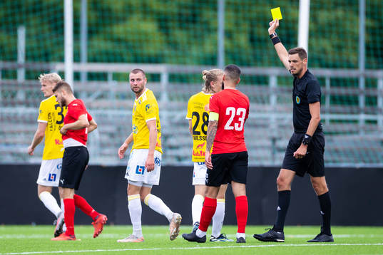 Falkenbergs Axel Norén får ett gult kort av domare Magnus