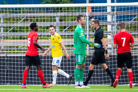 Falkenbergs Samuel Adrian får ett rört kort och blir