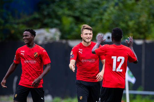 Vasalunds Ekin Bulut jublar med Anthony Wambani och