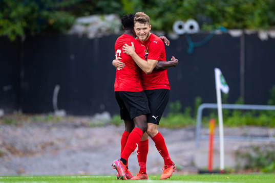 Vasalunds Ekin Bulut jublar med Anthony Wambani