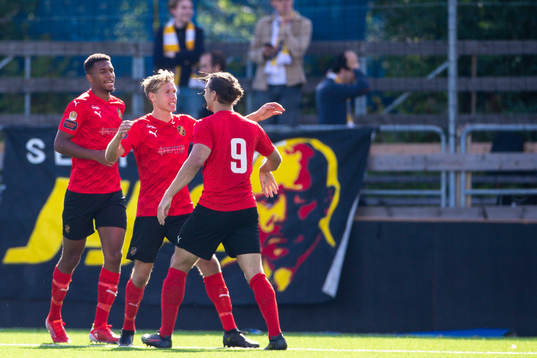 Vasalunds Nikola Vasic (h) jublar med Isak Hien (v) och