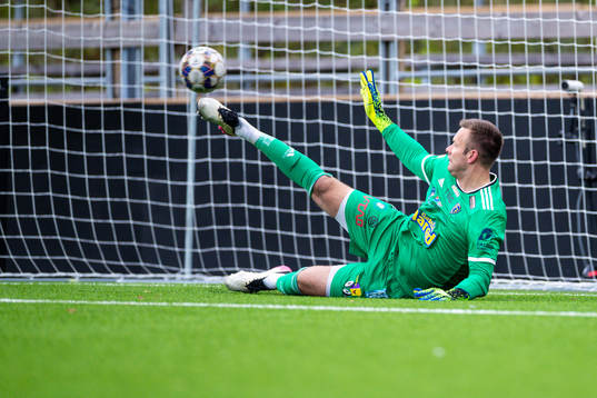 Falkenbergs målvakt Viktor Noring släpper in 3-1 på
