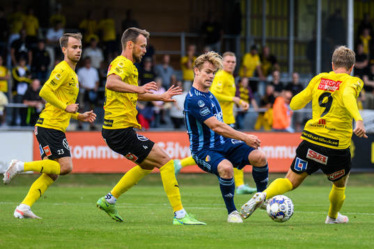 Djurgårdens Hampus Finndell och Mjällbys Joel Nilsson