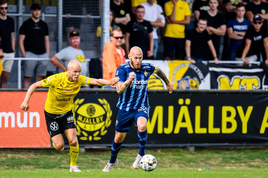 Mjällbys Viktor Gustafson och Djurgårdens Magnus Eriksson