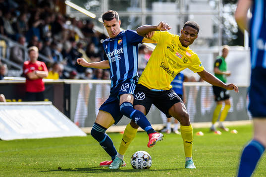 Djurgårdens Haris Radetinac och Mjällbys Amin Sarr