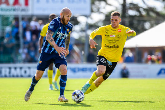 Djurgårdens Magnus Eriksson och Mjällbys Jacob Bergström
