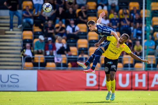 Djurgårdens Haris Radetinac och Mjällbys Amin Sarr