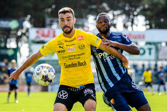 Mjällbys Carlos Moros Gracia och Djurgårdens Emmanuel