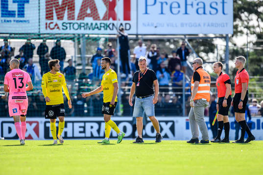 Väktare skyddar domare Adam Ladebäck