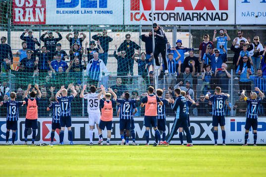 Djurgårdens spelare jublar med supportrar