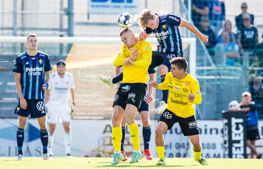 Djurgårdens Hampus Finndell och Mjällbys Ivan Kricak
