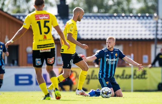 Djurgårdens Kalle Holmberg och Mjällbys Viktor Gustafson
