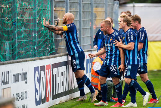 Djurgårdens Nicklas Bärkroth jublar med lagkamrater