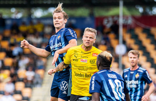Djurgårdens Hampus Finndell och Mjällbys David Löfquist