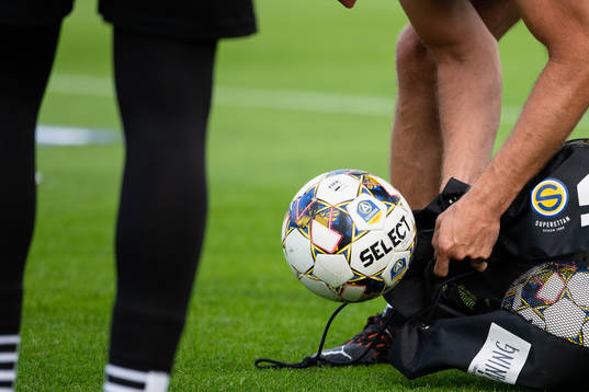 En fotboll före fotbollsmatchen i Allsvenskan mellan