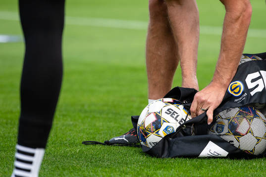 En fotboll före fotbollsmatchen i Allsvenskan mellan