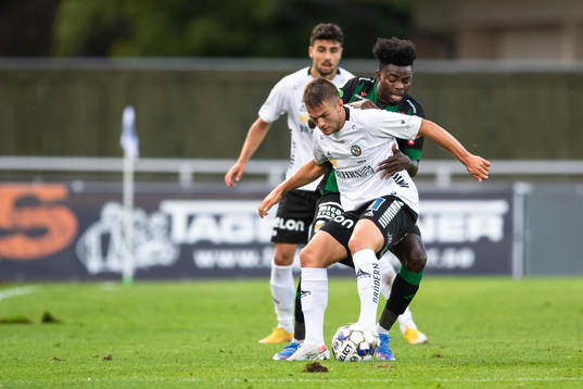 Örebros Benjamin Hjertstrand och Varbergs Gideon Mensah