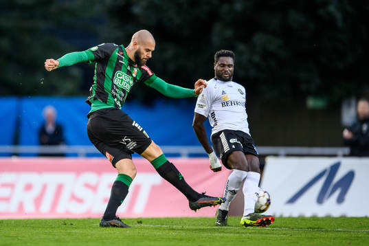 Varbergs Robin Simovic och Örebros Nasiru Moro