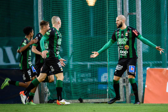Varbergs Robin Simovic jublar med lagkamrater