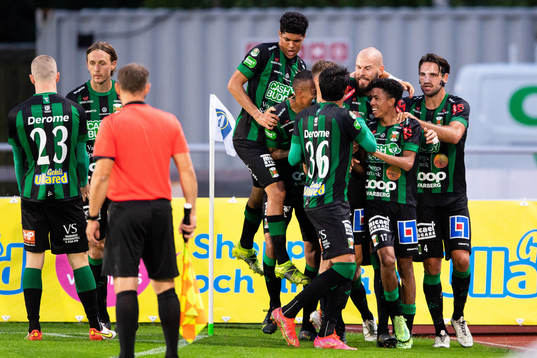 Varbergs Robin Simovic jublar med laget