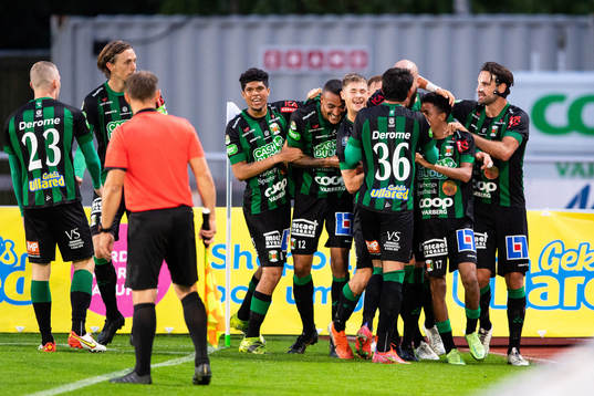 Varbergs Robin Simovic jublar med laget
