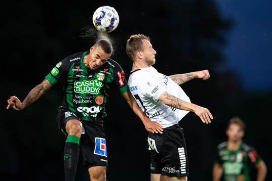 Varbergs Simon Karlsson Adjei och Örebros Andreas Skovgaard