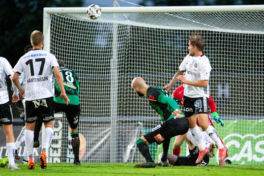 Varbergs Robin Simovic nickar in 1-0