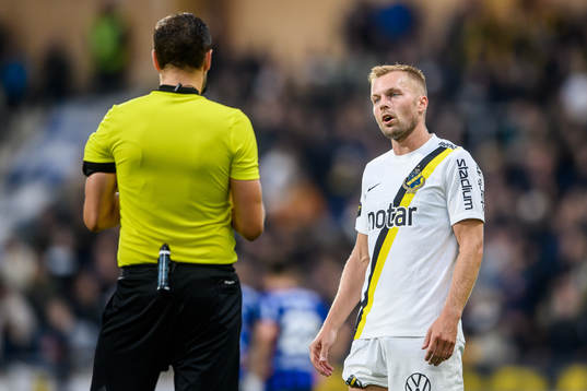 s Sebastian Larsson i samtal med domare Victor Wolf